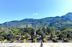 冬阳下的金钟山